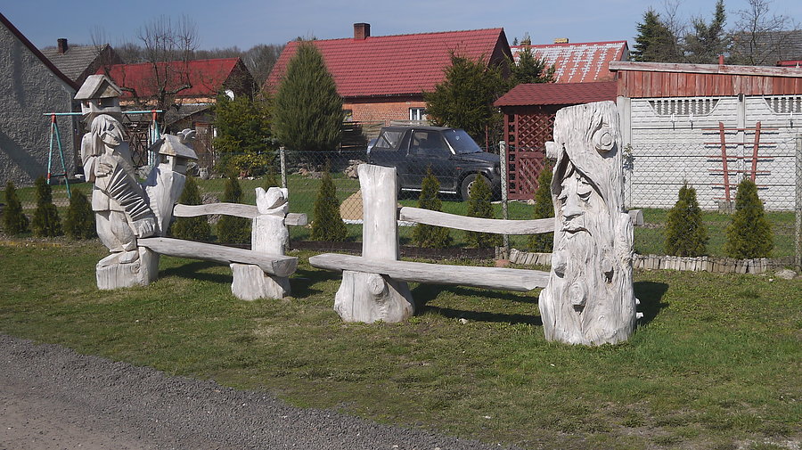 Niedźwiedź - galeria rzeźby pod chmurką