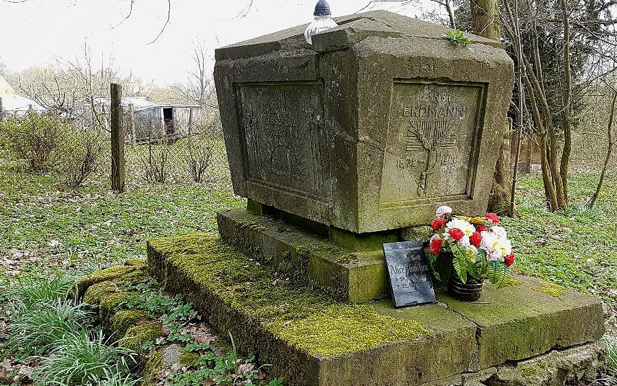 Nowa Dąbrowa (niem.Neu Damerow) - Erdmann Ernest - nekropolia rodowa
