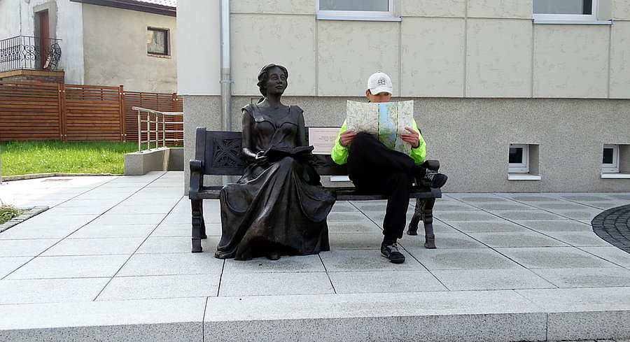 Elisabeth von Arnim i Kuba pogrążeni w lekturze a było to w centrum Dobrej