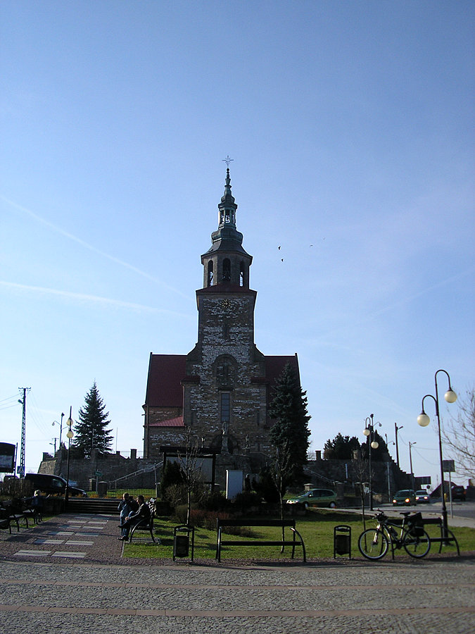 Łopuszno i górujący nad okolicą kościół
