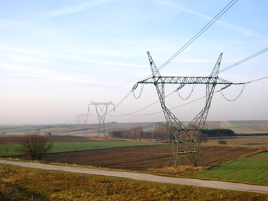 Linie energetyczne dobrze komponują sie z polami. Sprawiające wrażenie nieskończenie długich instalacje pasują do bezkresu pól uprawnych. Dodatkowo dodają odrobinę techniki do wypełniającej cały kadr przyrody