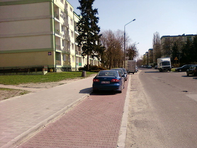 Nowy chodnik i miejsca parkingowe na Gandhiego