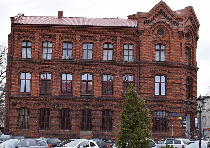Na wprost ratusza kolejny zadbany budynek
