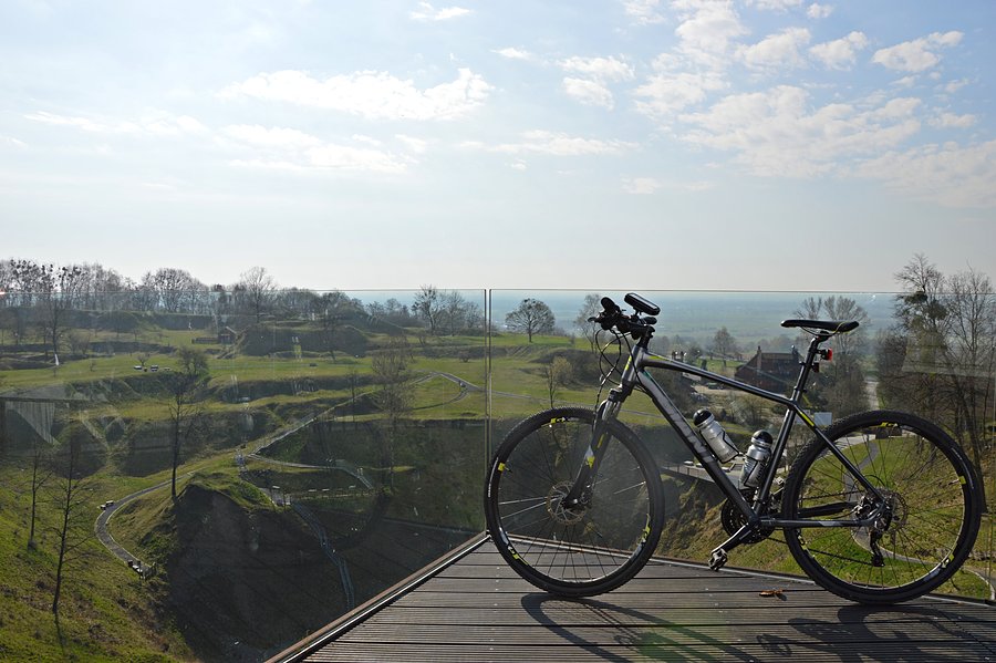Giant na platformie widokowej. W tle geopark na Górze Św. Anny