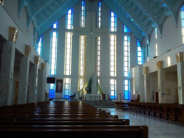 Jasne wnętrze przypominało mi sanktuarium Matki Bożej Jazłowieckiej w Szymanach