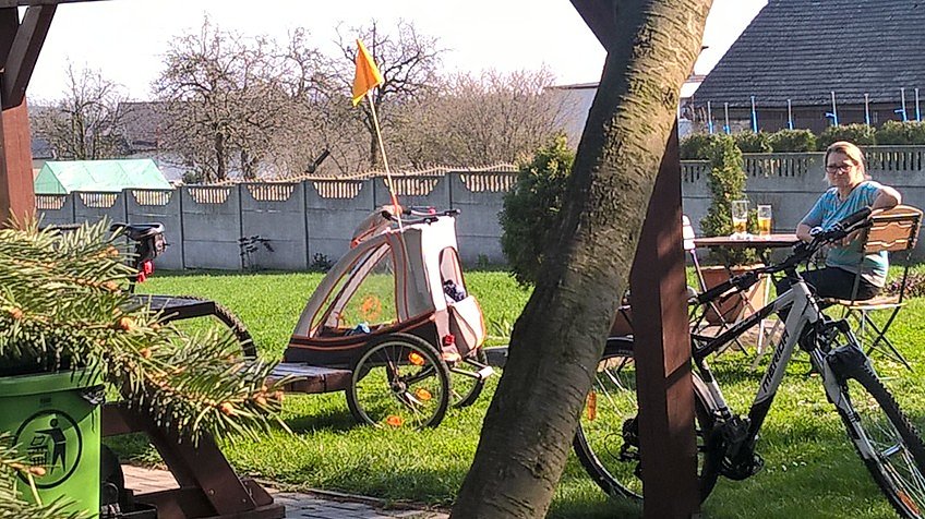 Pod wiatrakiem byli też inni z przyczepką