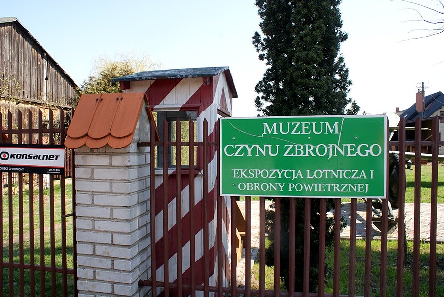 Przed Muzeum Czynu Zbrojnego w Lipcach Reymontowskich