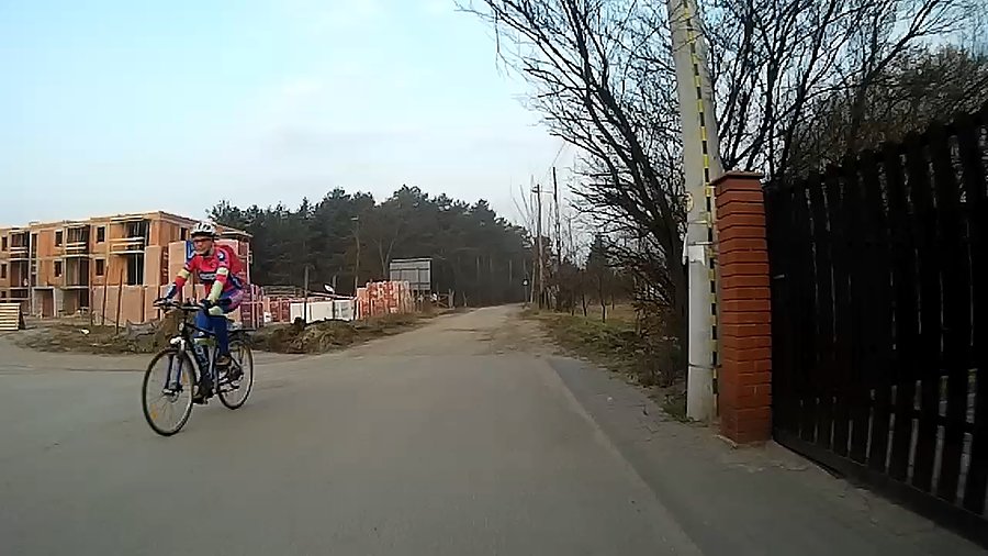 Rowerzystka o takiej porze?