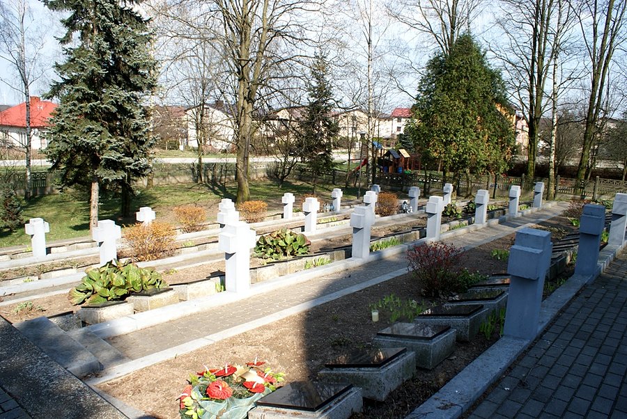 Na cmentarzu wojennym - Jeżów