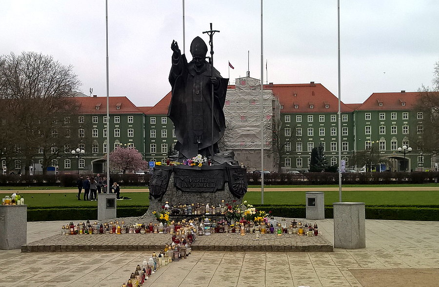Dzień po rocznicy śmierci Jana Pawła II