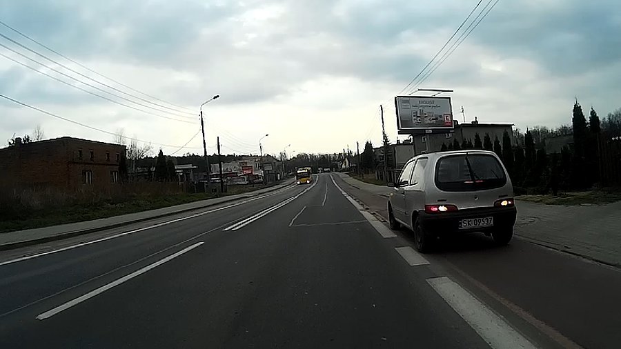 Na światłach awaryjnych... ale i tak podniósł mi ciśnienie, a wszystko przed progi