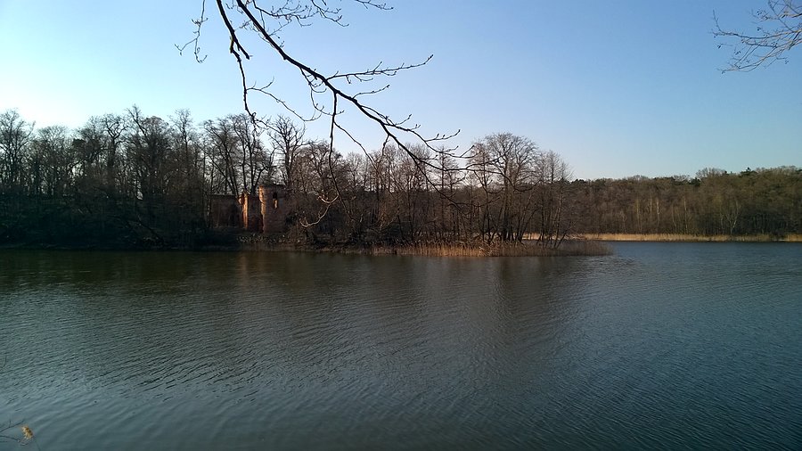 Wyspa Zamkowa na jeziorze Góreckim