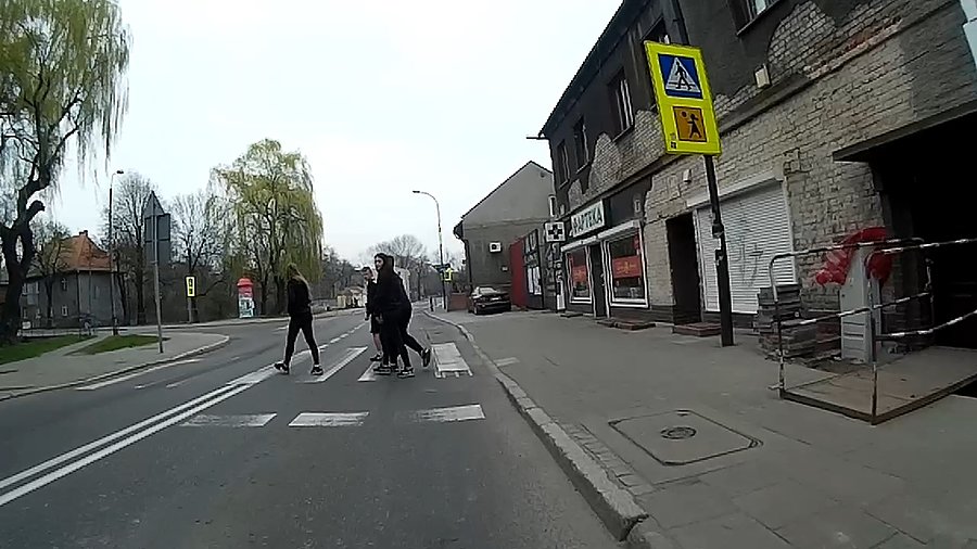 Piesi... sposób przekraczania po pasach zostawiał nieco do życzenia
