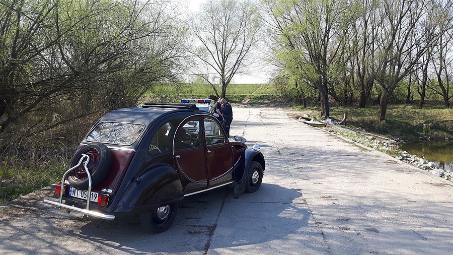 Citroen 2CV na przystani w Gassach