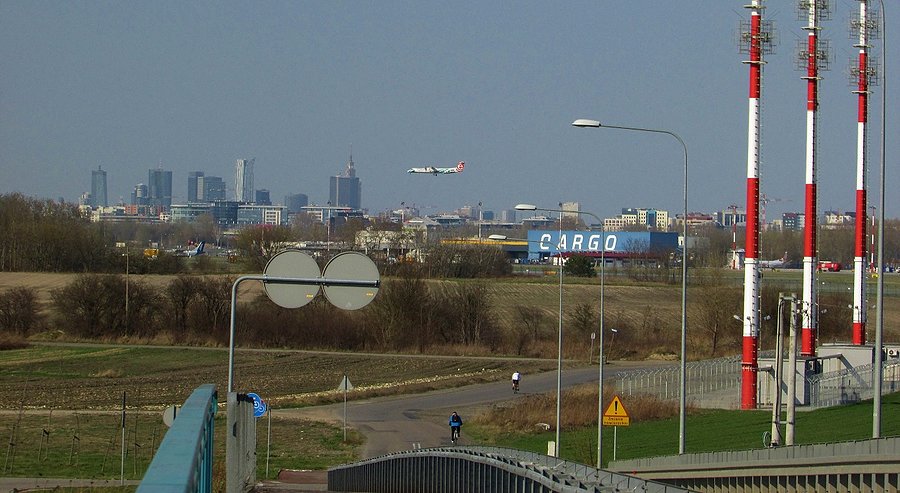 Terminal Cargo i widok na wieżowce Warszawy