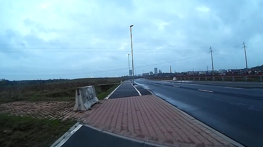 Wyjątkowo przy takim wietrze wolę jednak jechać rowerówką