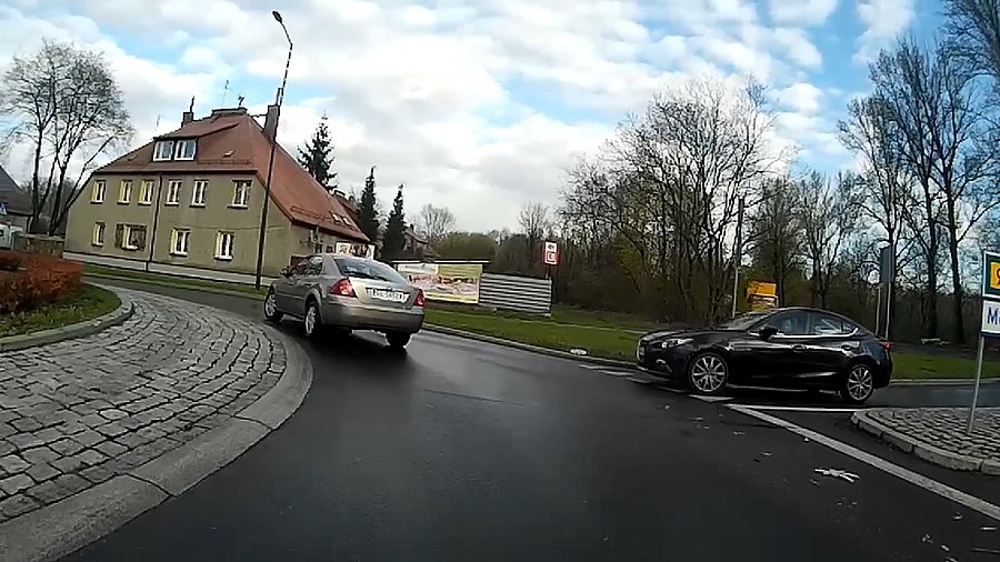 Ślady świadczą o jakiejś stłuczce na rondzie