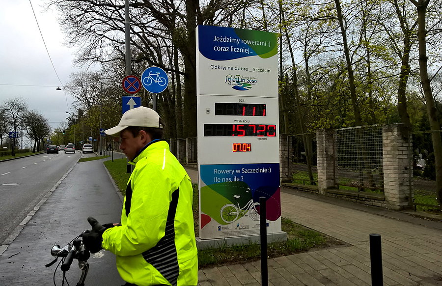 Pod licznikiem przejazdów rowerowych na ulicy Ku Słońcu