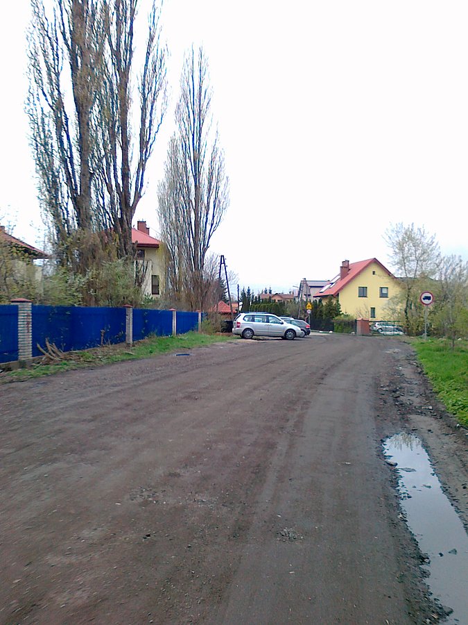 Zjazd z wiaduktu do Macierzysza, droga jest poprawiona i całkiem dobrze się nia jedzie