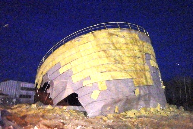 A to z pewnością resztki UFO, po nieudanym lądowaniu na terenie ZACHEM'u;)