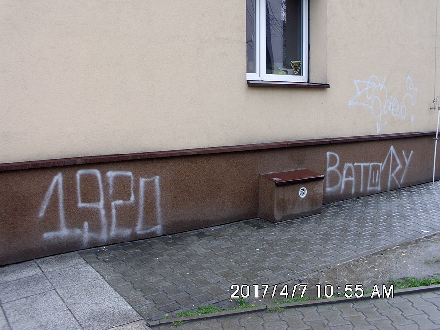 wandale zniszczyli odnowioną elewację przy ulicy Elizy Orzeszkowej w Chorzowie Batorym
