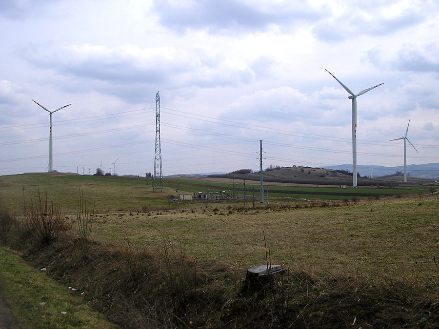 Elektrownie wiatrowe po drodze