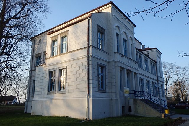 Pałac w Wybczu - widok od frontu