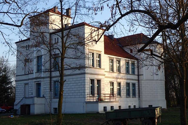 Pałac w Wybczu - widok od strony parku