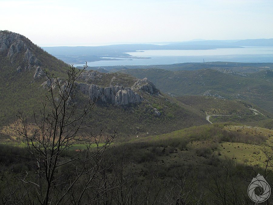 Podjazd (po prawej) nad zatoką