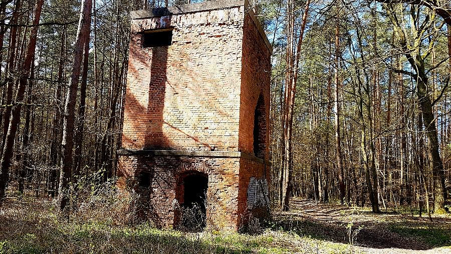 Niezidentyfikowany obiekt z czerwonej cegły