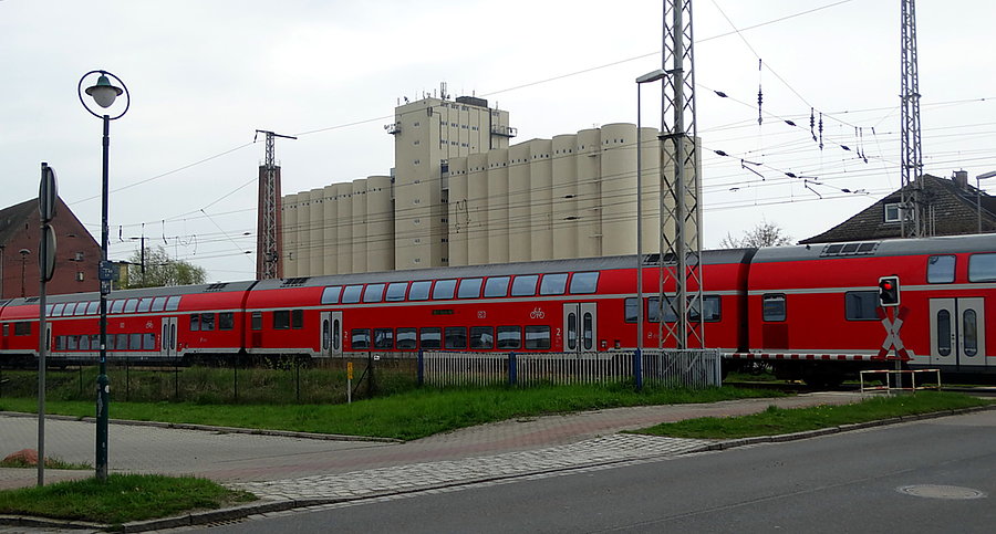 Charakterystyczny obiekt z Pasewalku i przejeżdżający pociąg