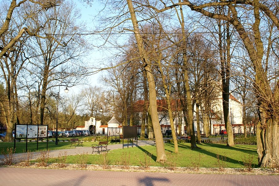 Odrestaurowany park przed Sanktuarium św. Anny w Smardzewicach