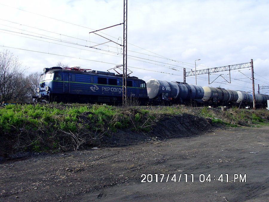 EU07 na czele składu beczek podąża od strony Chorzowa Miasta w kierunku Chorzowa Batorego