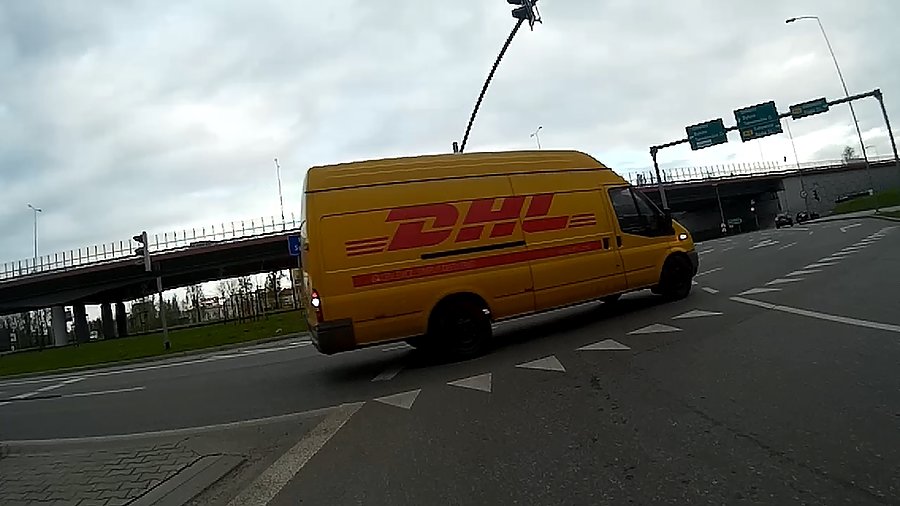 Tylko jeden DHL... ? z reguły jeżdżą całymi stadami ;)