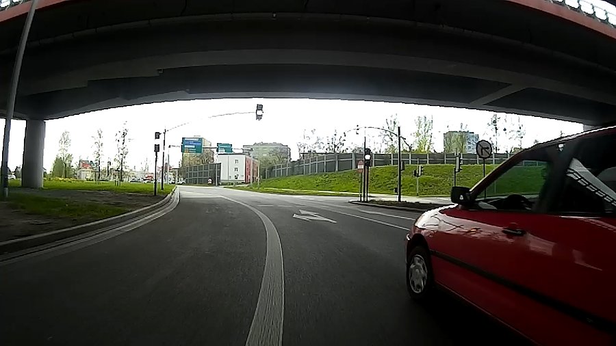 Nie lubię gdy ktoś wyprzedza mnie z prawej strony w tak niewielkiej odległości