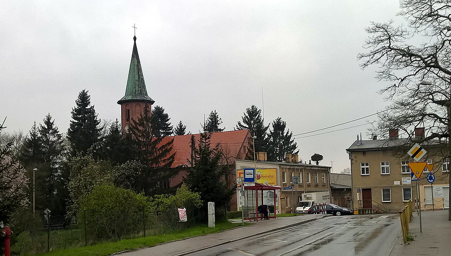 Kościół na Warszewie i od dawna puste gniazdo bocianie