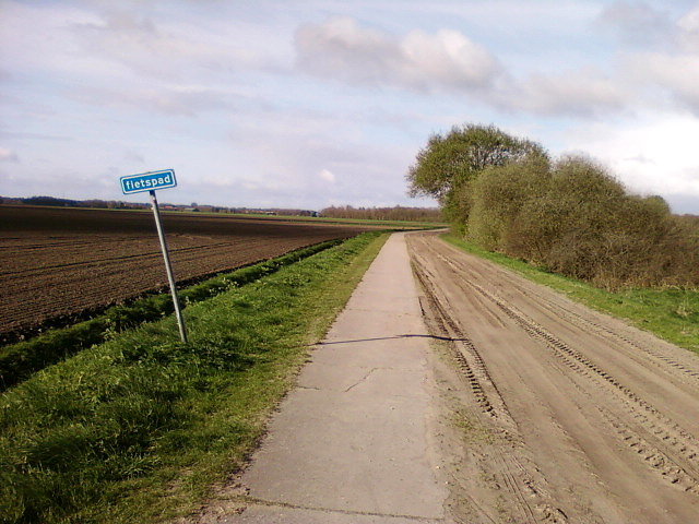 Ścieżka rowerowa przy drodze gruntowej