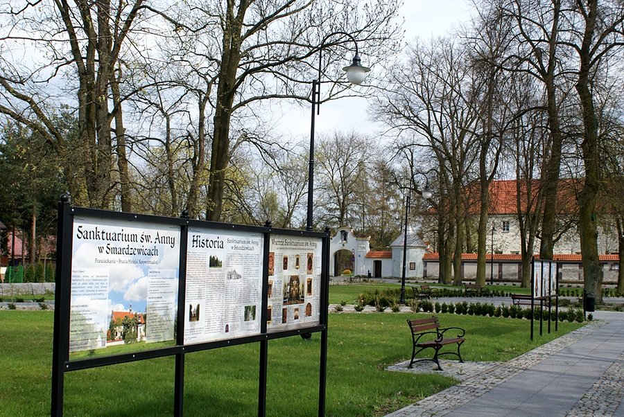 Przed Sanktuarium św. Anny w Smardzewicach