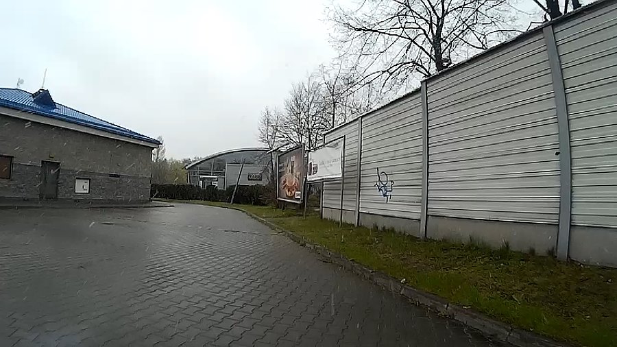 Koło stacji Lukoil w Piotrowicach po wizycie na myjni