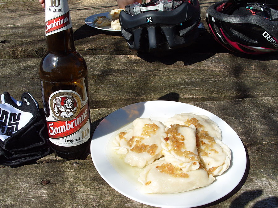 Obiadek i pyszne pierogi ruskie, zmiękczane zimnym piwkiem