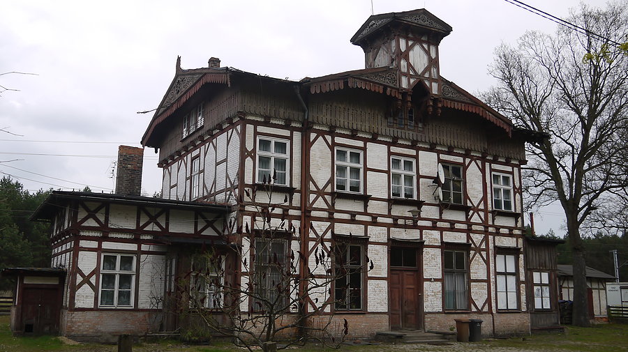 Drzewce - budynek stacyjny od strony placu dworcowego