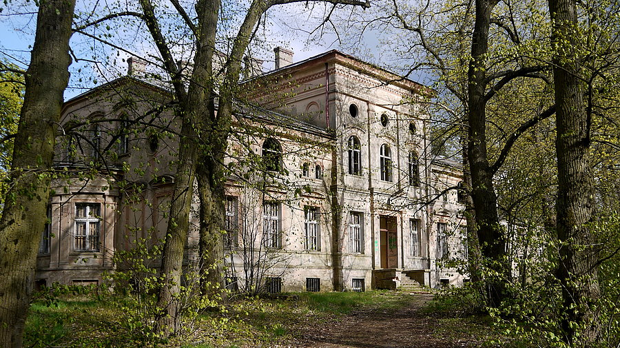 Zawisze - opuszczony pałac