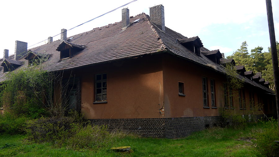 Cibórz - niszczejący budynek dawnej kuchni i stołówki