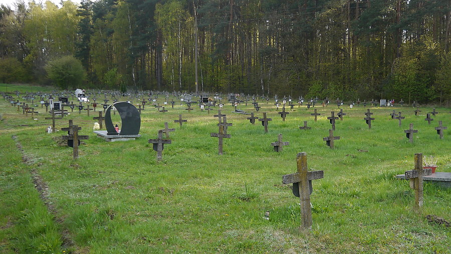 Dziwny cmentarz komunalny nr 2 w Skąpem
