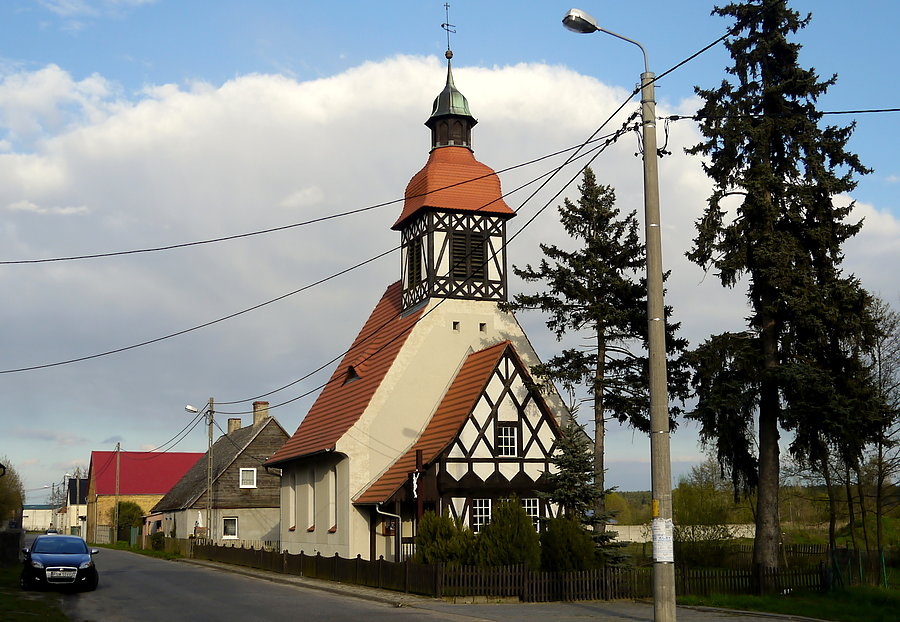 Rudgerzowice - wiejska uliczka z kościołem