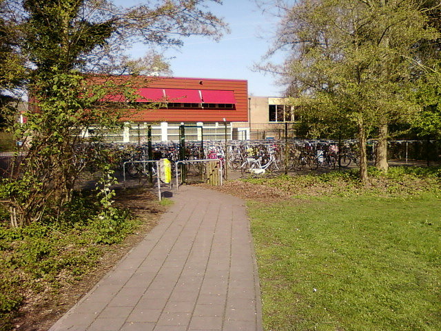 Parking rowerowy przy szkole