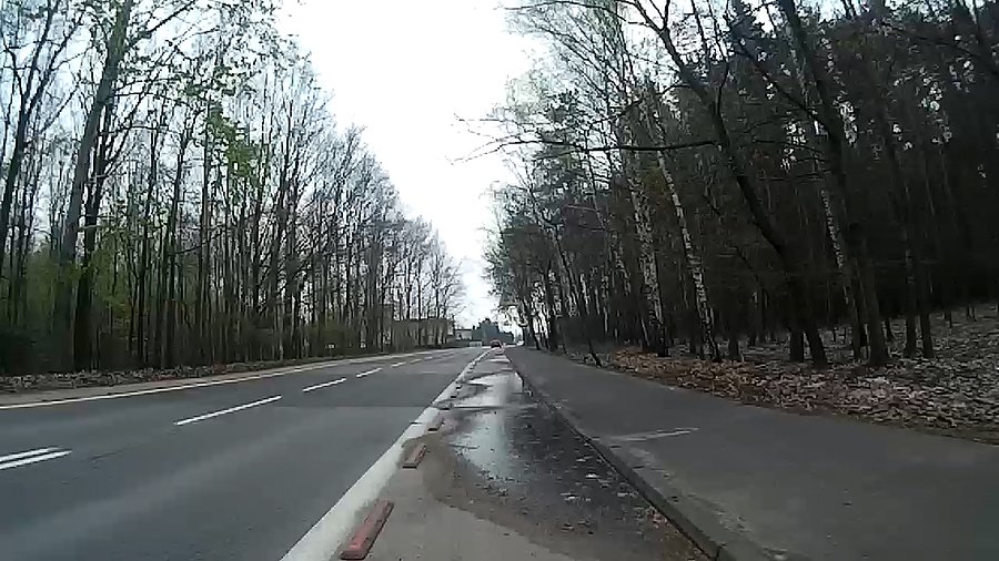 Kałuże lekko pokryte lodem
