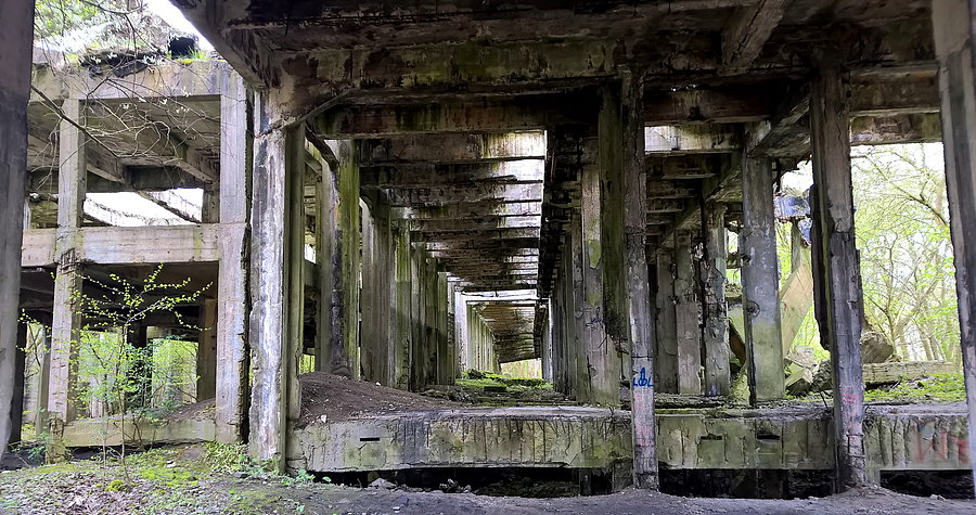 Inny fragment ruin po fabryce benzyny syntetycznej w Policach