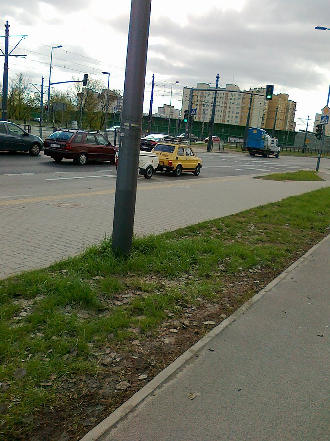 Maluch z przyczepką
