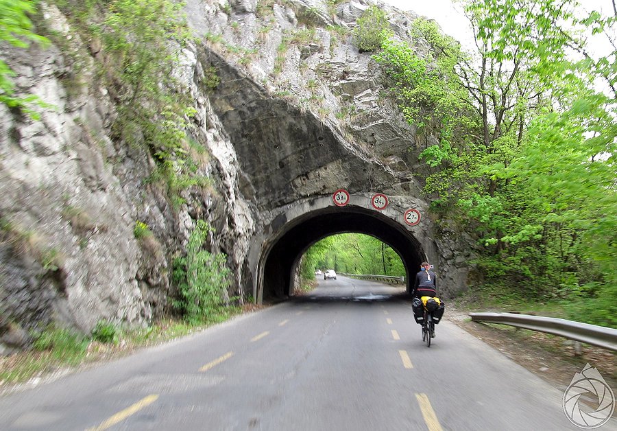 Jeszcze jeden tunel na zjeździe